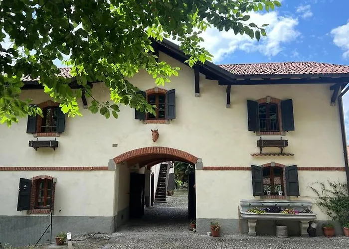 Charming In Private Park Near Crystal-clear Monate Travedona